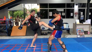 Fitbook-Autor Martin Lewicki beim Thaiboxen in Chiang Mai.
