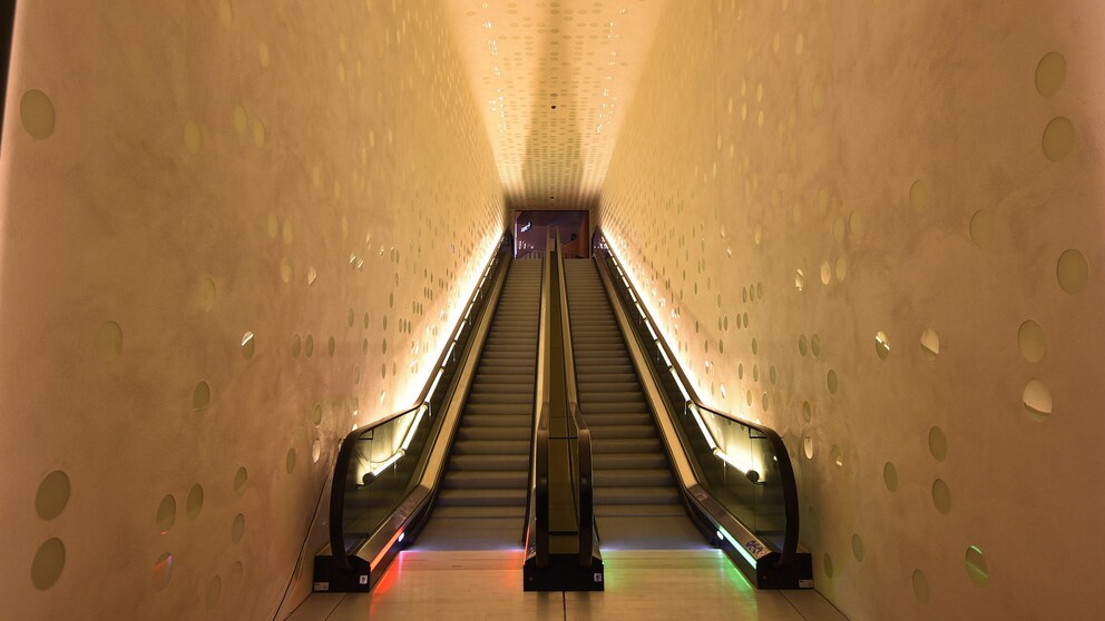 Elbphilharmonie Rolltreppe Coronavirus: Die Rolltreppe der Elbphilharmonie