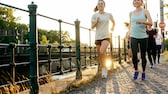 Anfänger sollten beim Laufen einige Tipps beachten: Eine Frau und ein Mann laufen im Park