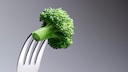 Brokkoli auf der Gabel. Kann vegane Ernährung „Hirnprobleme“ verursachen?