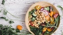 In der veganen Ernährung kommt manches (z. B. Jod) zu kurz