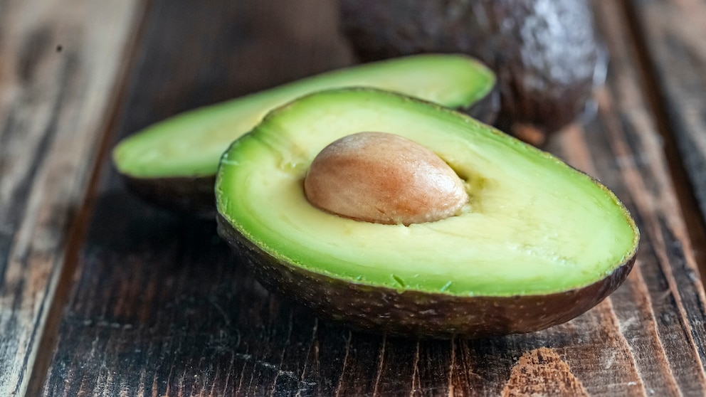 Aufgeschnittene Avocado auf einem Holztisch