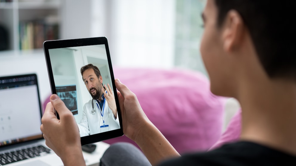 Arzt und Patientin bei der Videosprechstunde