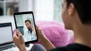 Arzt und Patientin bei der Videosprechstunde