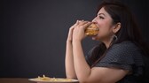 Eine Frau beisst in einen Burger