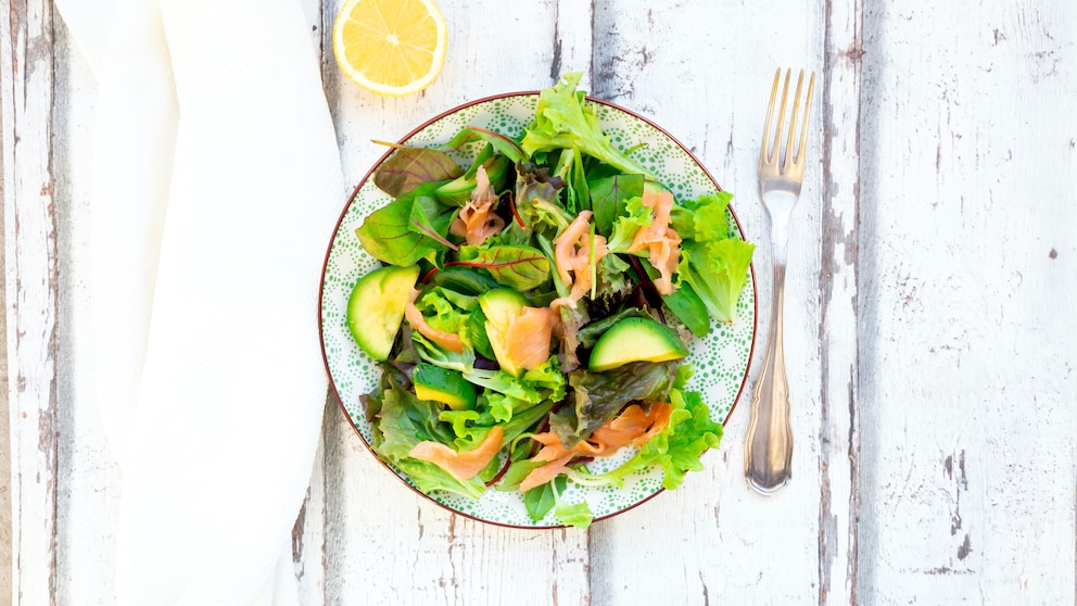 Pegane Ernährung: Salat mit Lachs und Avocado