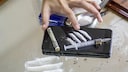 Drogen Corona: Kokain, Heroin und eine gierig danach greifende Hand