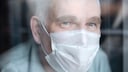 Alzheimer-Patient mit Mundschutz