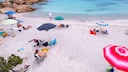 Corona-Absperrungen am Strand von Porto Servo (Sardinien)