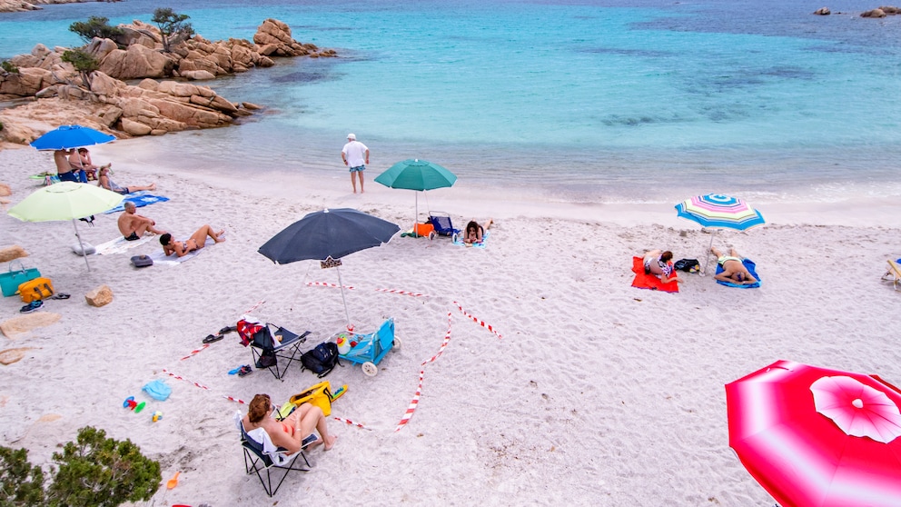 Corona-Absperrungen am Strand von Porto Servo (Sardinien)