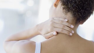 Frau mit Nackenverspannungen