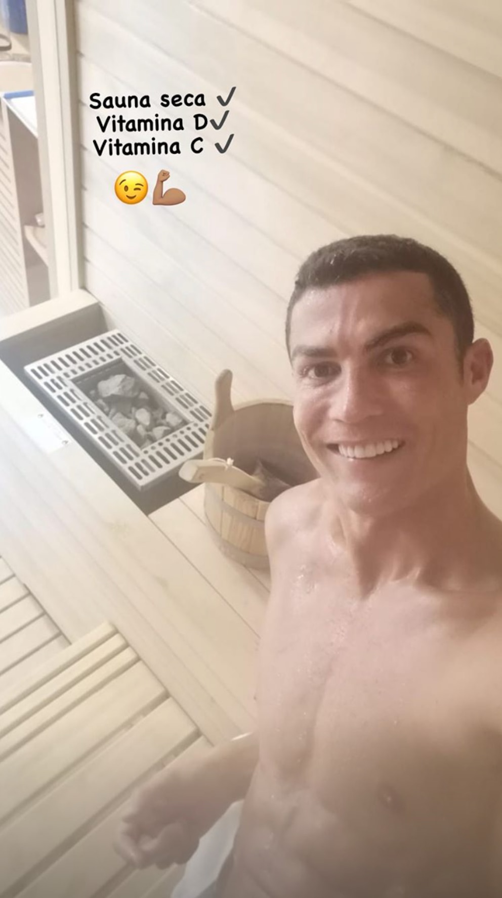 In der aktuellen Instagram-Story meldet sich derpositiv auf Corona getestete Cristiano Ronaldo aus der Sauna