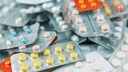 Viele Tabletten auf einem Haufen: Drei Medikamente, die bei Corona helfen könnten