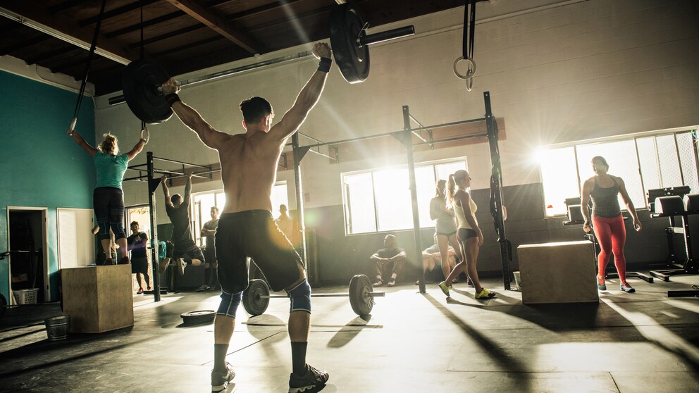 Müssen wegen Corona Fitnessstudios wieder schließen? Mann trainiert im Gym