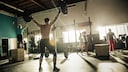 Müssen wegen Corona Fitnessstudios wieder schließen? Mann trainiert im Gym