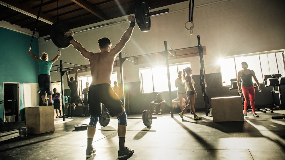 Müssen wegen Corona Fitnessstudios wieder schließen? Mann trainiert im Gym