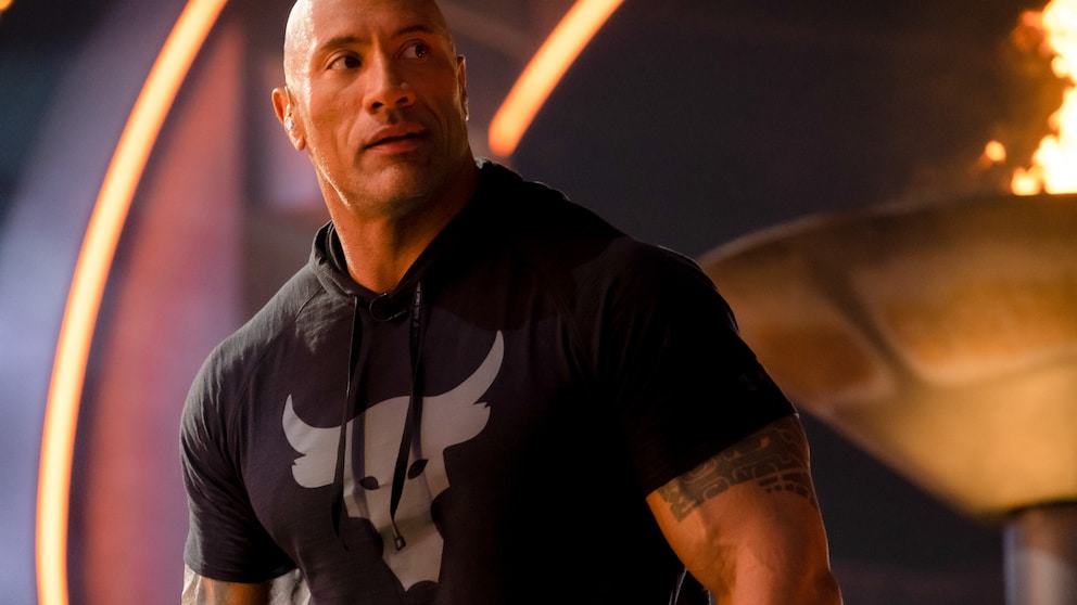 Nach seiner Corona-Erkrankung trainiert Dwayne „The Rock“ Johnson wieder fleißig im Home-Gym. Nun hat er sich dort eine blutige Verletzung zugezogen. 