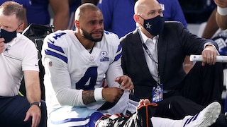 Dak Prescott wird mit Sprunggelenkbruch vom Spielfeld getragen