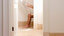 Mann liest Zeitung auf Toilette. Der Verzehr der richtigen Lebensmittel k&ouml;nnen die Verdauung unterst&uuml;tzen
