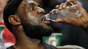 Basketball-Star LeBron James trinkt aus einer Flasche Wasser
