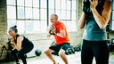 Älere Menschen beim Krafttraining mit der Kettlebell