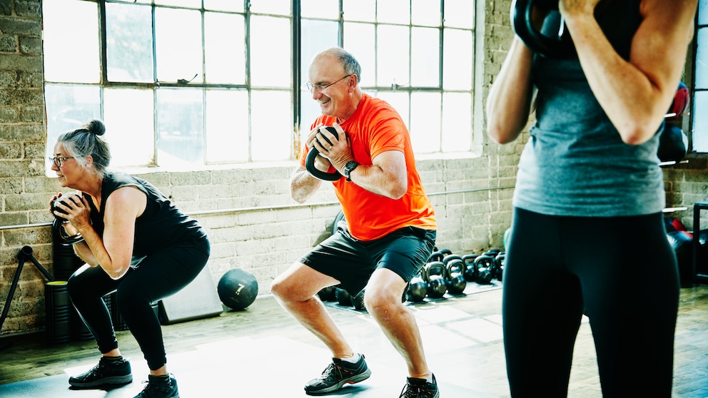 Älere Menschen beim Krafttraining mit der Kettlebell