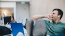Hand vor den Mund – ein typischer Reflex beim Gähnen. Aber ist es eigentlich ungesund, es ganz zu unterdrücken?