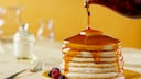 Ahornsirup auf Pancakes