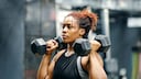 Wie Frauen ihre Muskeln richtig trainieren: Frau beim Hanteltraining