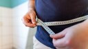 Taille-zu-Gr&ouml;&szlig;e-Verh&auml;ltnis: Mann mit Bauchumfang