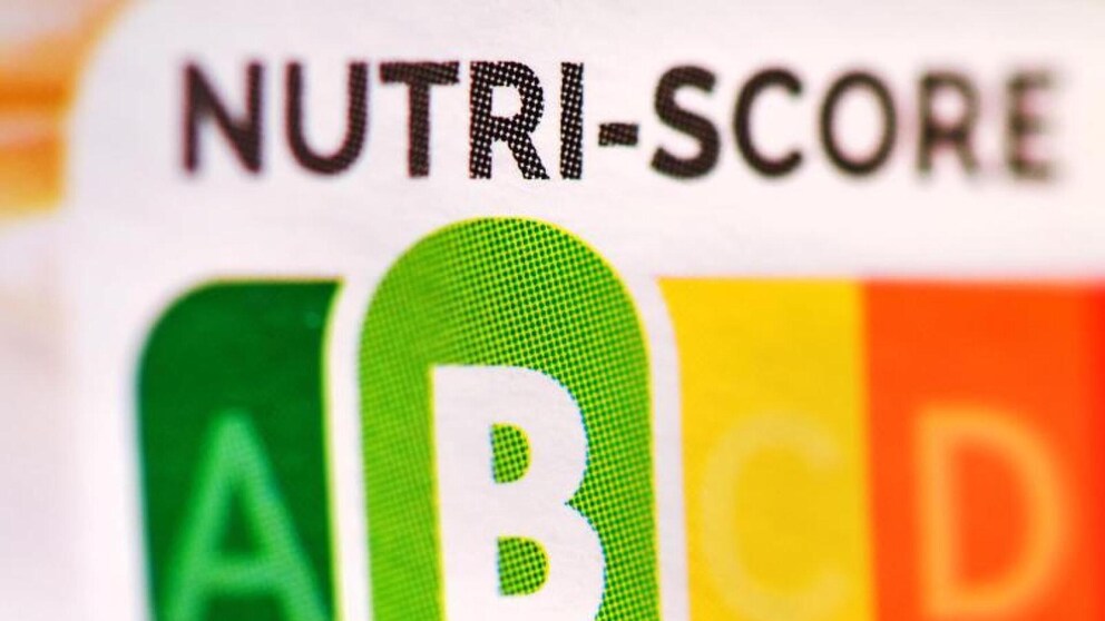 Der sogenannte „Nutri-Score“, eine farbliche Nährwertkennzeichnung, auf einem Fertigprodukt. Es ist grün, gelb, orange und rot – und soll „Dickmacher“ leichter entlarven.