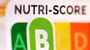 Der sogenannte „Nutri-Score“, eine farbliche Nährwertkennzeichnung, auf einem Fertigprodukt. Es ist grün, gelb, orange und rot – und soll „Dickmacher“ leichter entlarven.