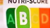 Der sogenannte „Nutri-Score“, eine farbliche Nährwertkennzeichnung, auf einem Fertigprodukt. Es ist grün, gelb, orange und rot – und soll „Dickmacher“ leichter entlarven.