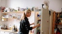Frau schaut in den Kühlschrank