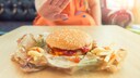 Frau mit Adipositas lehnt Burger ab