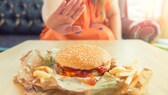 Frau mit Adipositas lehnt Burger ab