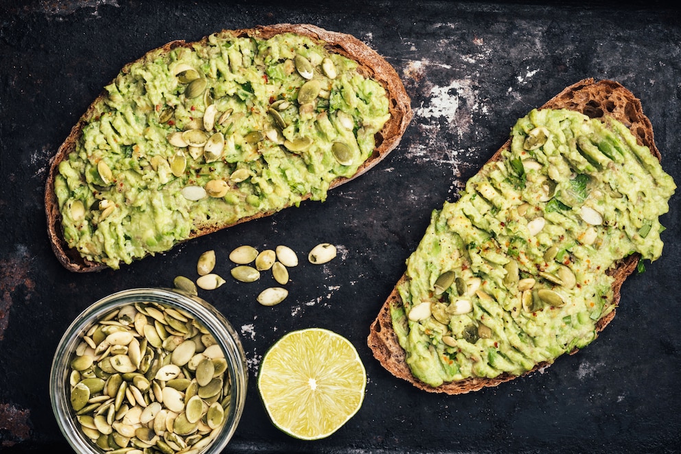 Avocado-Brot mit gerösteten Kürbiskernen – wenn das mal nicht ein leckerer Serviervorschlag ist. Und die Knochen freut's auch. Foto: Getty Images