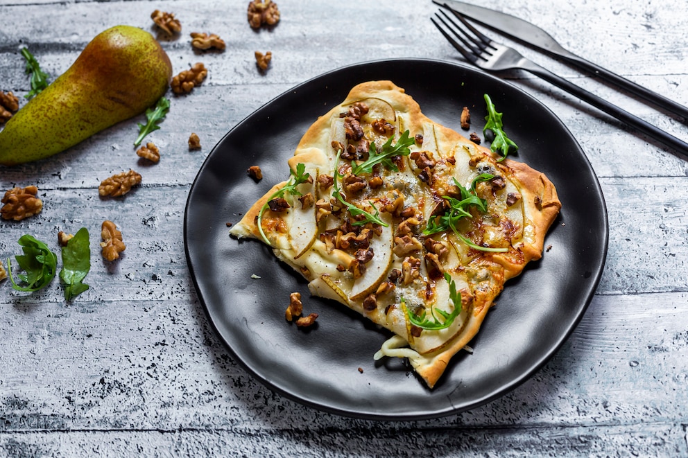 Perfekt für kalte Wintertage: Pizza mit Birnen, Gorgonzola, gerösteten Walnüssen und Rucola 