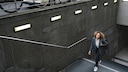 Frau geht die Treppen hoch