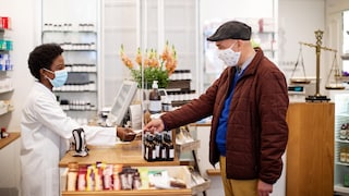 Kunde bestellt Vitamin D in der Apotheke