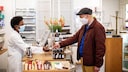 Kunde bestellt Vitamin D in der Apotheke