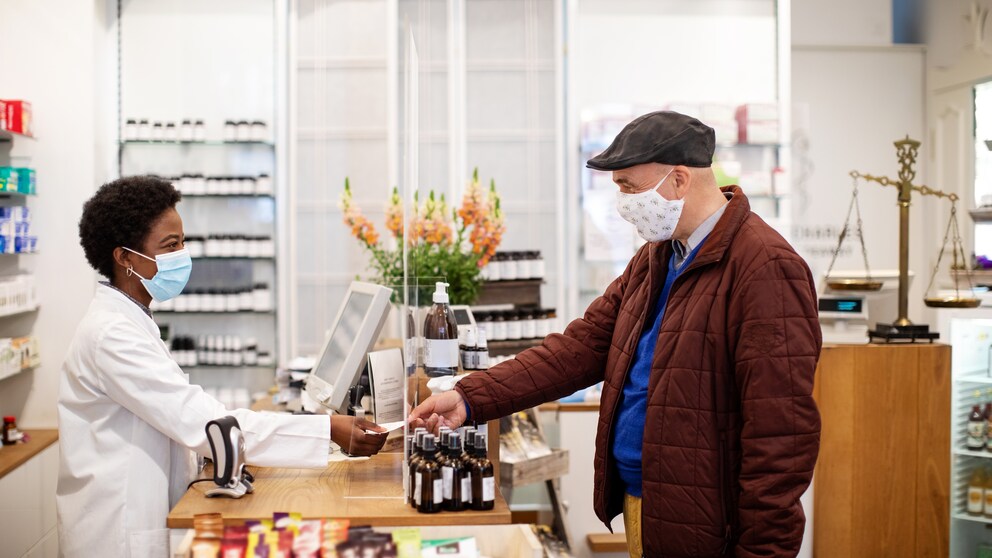 Kunde bestellt Vitamin D in der Apotheke