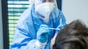 Corona-Test positiv? Ein Mann beim PCR-Test