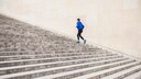 Ein Mann absolviert Treppenläufe: Bereits ein kurzes Training ist gesund