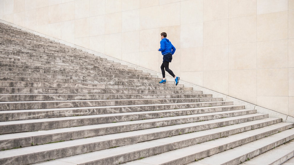 Ein Mann absolviert Treppenläufe: Bereits ein kurzes Training ist gesund