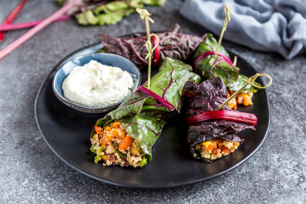  Vitamin-K-Party auf dem Teller: Gefüllte Mangoldblätter mit Bulgur, Karotten, Zuckerschoten und Frischkäse-Dip Foto: Getty Images 