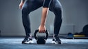 Muskeltraining: Eine Frau beim Training mit der Kettlebell