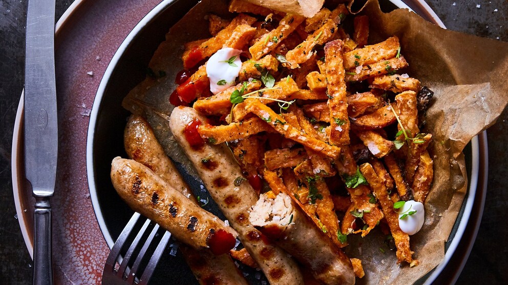 Manchmal muss es einfach deftige Bratwurst mit Pommes sein, Fleisch ist dafür aber nicht nötig. Das Rezept gibt es am Ende des Texts