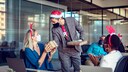 Geschenke werden bei einer Weihnachtsfeier im Büro überreicht