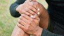 Bakerzyste: Mann hält sich das Knie